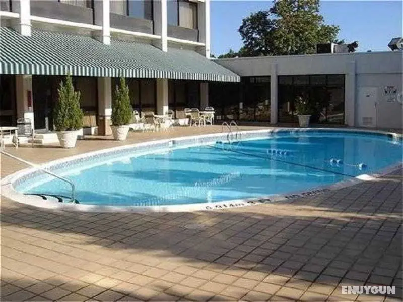 DoubleTree by Hilton Raleigh Crabtree Valley - Havuz