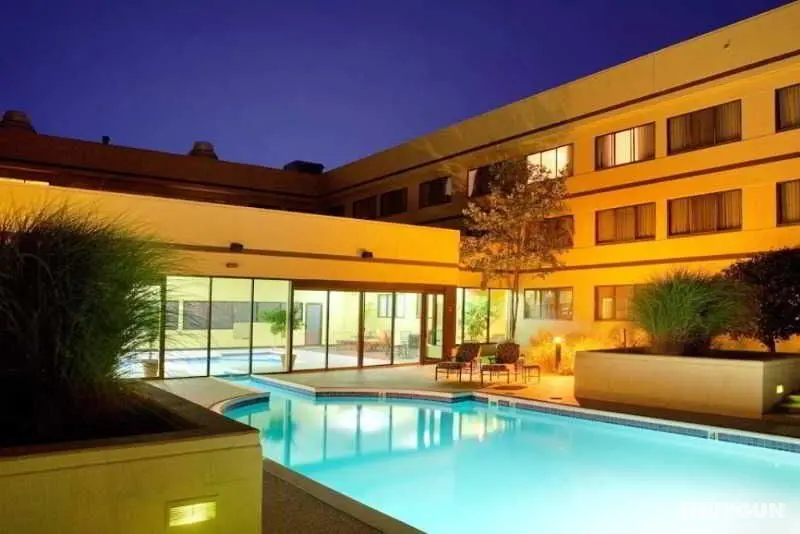 DoubleTree Suites by Hilton Hotel Dayton - Havuz