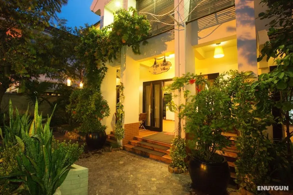 East West Villa - Lobi