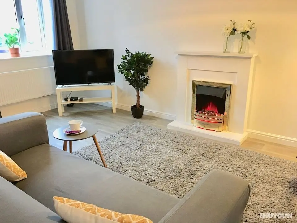 Eastleigh House near Airport - Öne Çıkan Resim