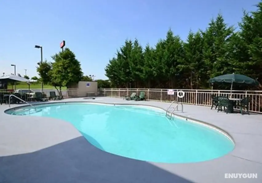 Econo Lodge Inn & Suites East - Genel