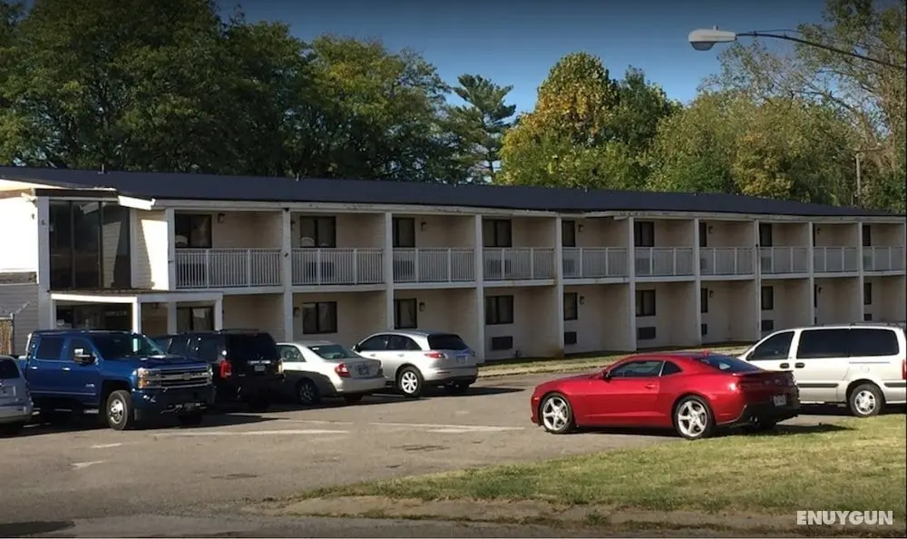 Economy Inn North Randall - Otopark