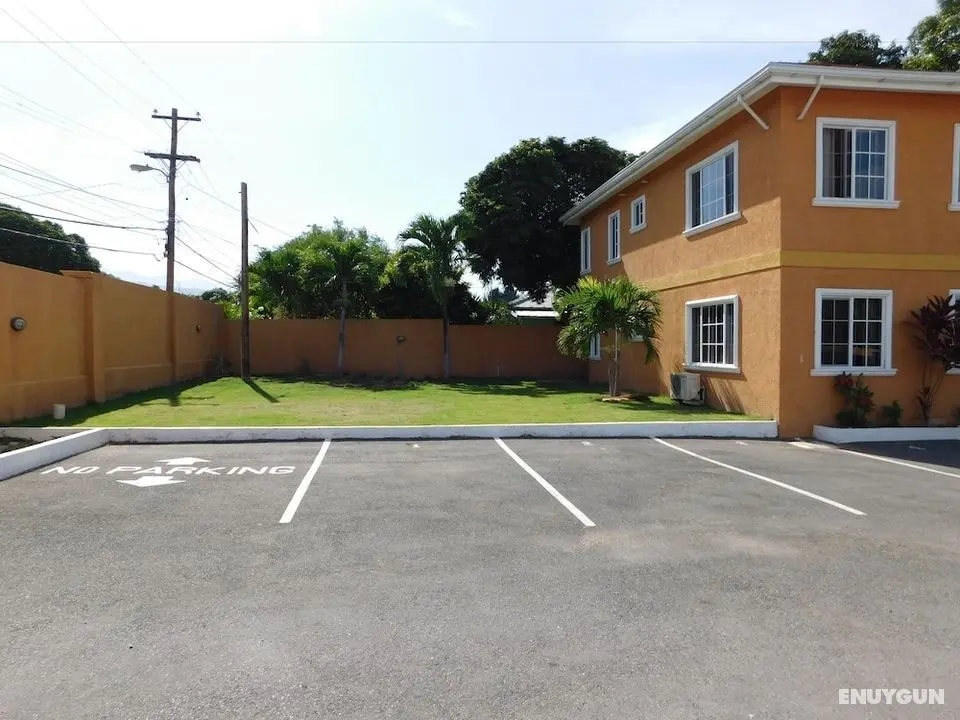 El Gabriel Apartments - Otopark