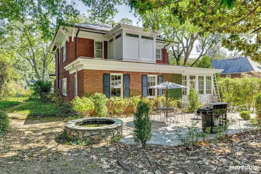Elegant House with Patio in Greensboro - Öne Çıkan Resim