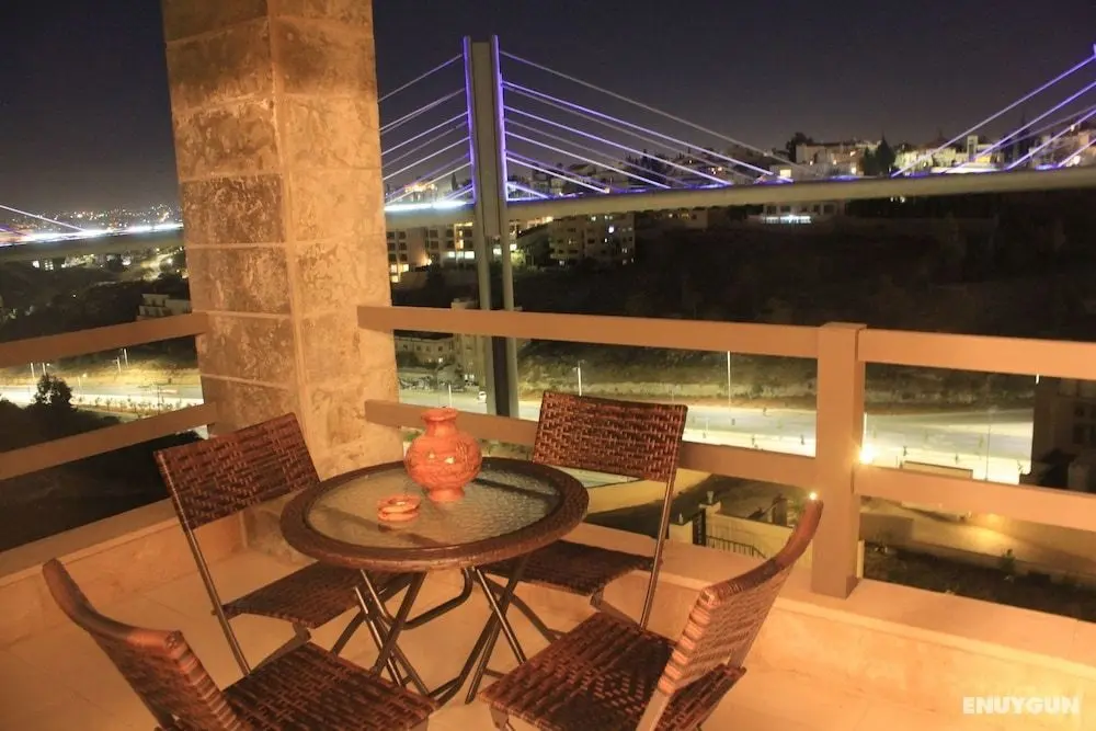 Elegant Modern & Style Hillview Balcony - Öne Çıkan Resim