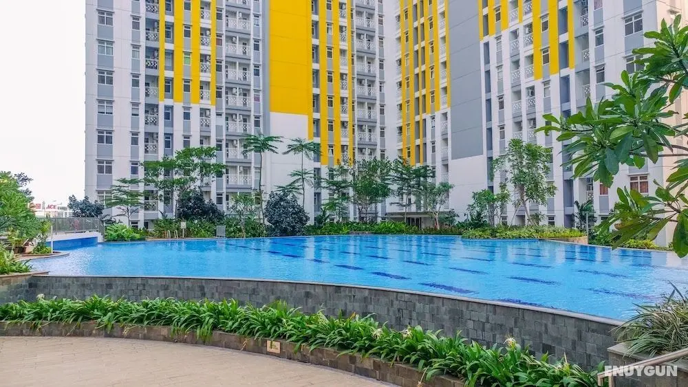 Elegant and Nice Studio at Springlake Sumarecon Apartment - Havuz