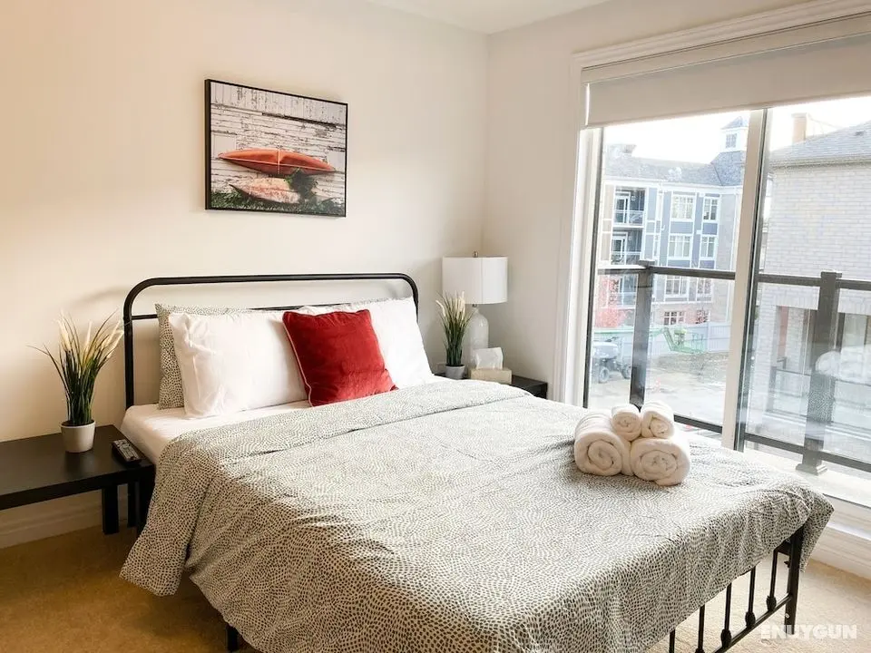 Elegant Private Master Bed in Townhouse - Oda