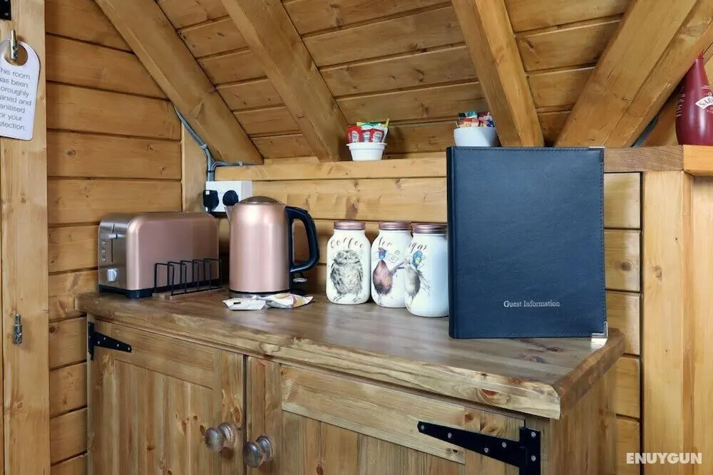 Elsay MAY Luxury Hot Tub Lodges Exclusively for Couples Over 25yrs and dog Friendly - Oda