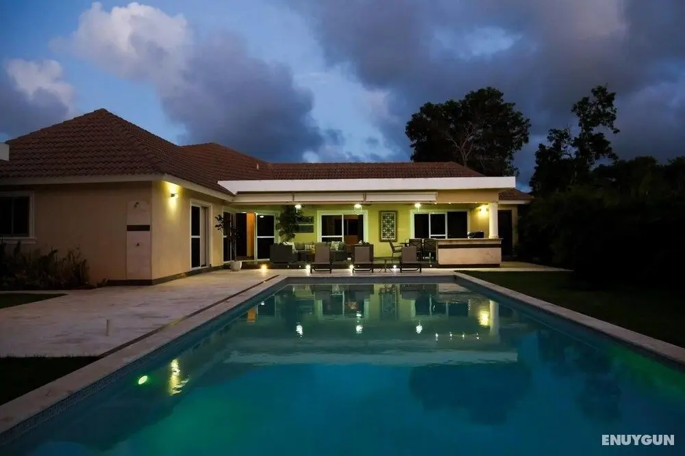 Villa Equipped With an Infinity Edged Pool in Gated Community - Havuz