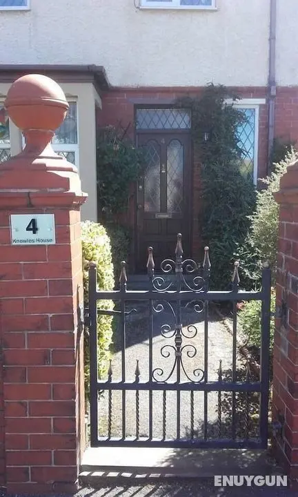 EsJays at Knowles House - Öne Çıkan Resim