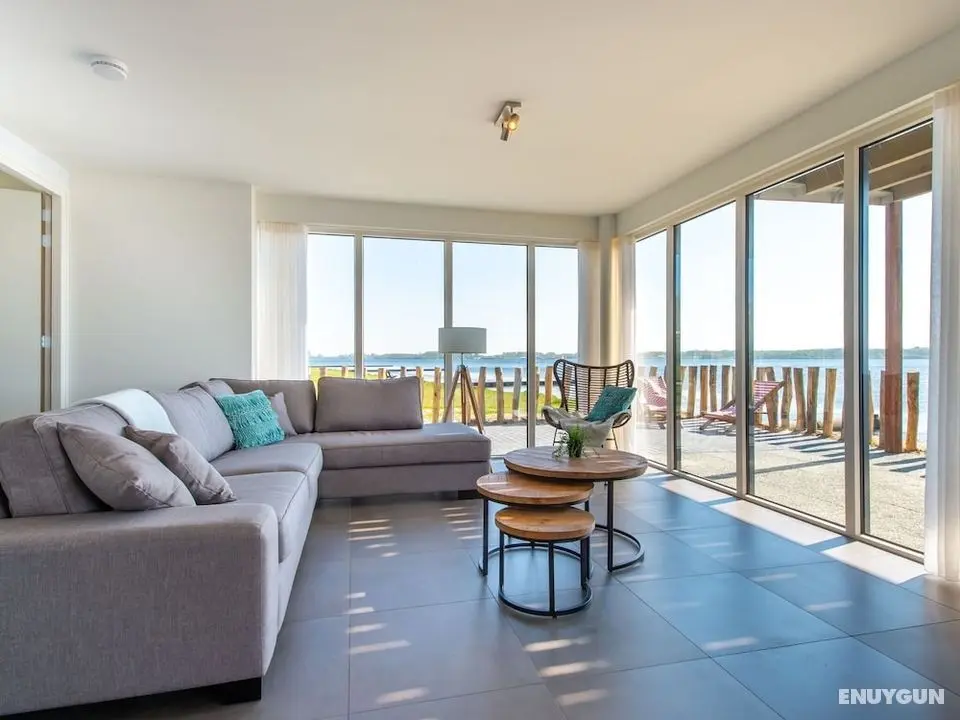 Exclusive Apartment on the Ground Floor Directly Located on the Water - Öne Çıkan Resim
