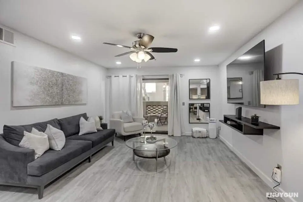 Executive 2 Bdrm Condo in the Heart of Biltmore! - Öne Çıkan Resim