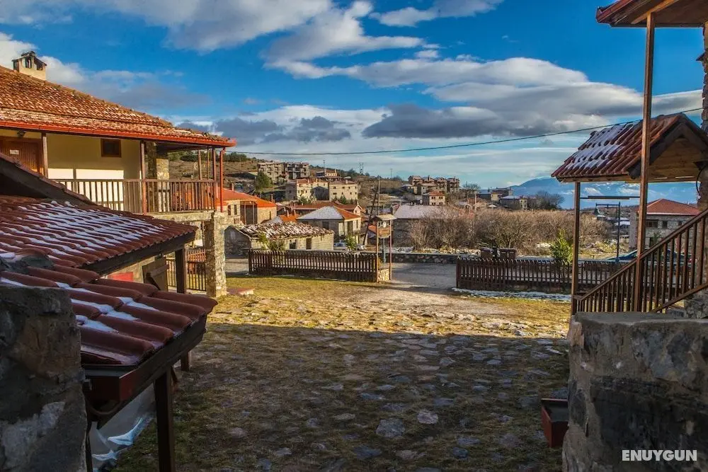 Exohiko Palaios Agios Athanasios - Dış Mekanlar
