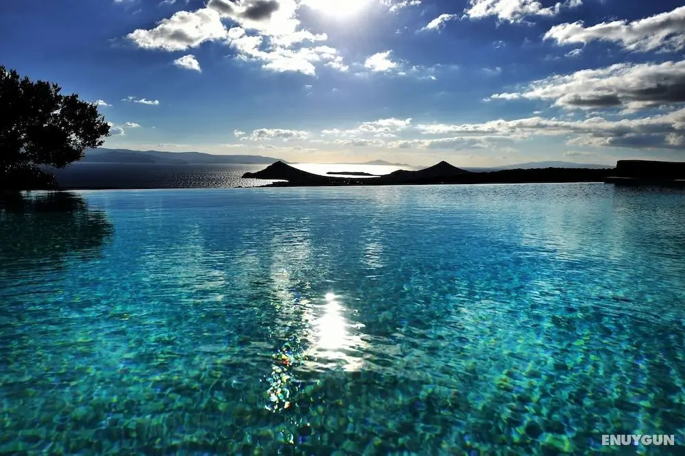 Exquisite villa for 10 with pool, helipad by VillaRentalsgr - Öne Çıkan Resim