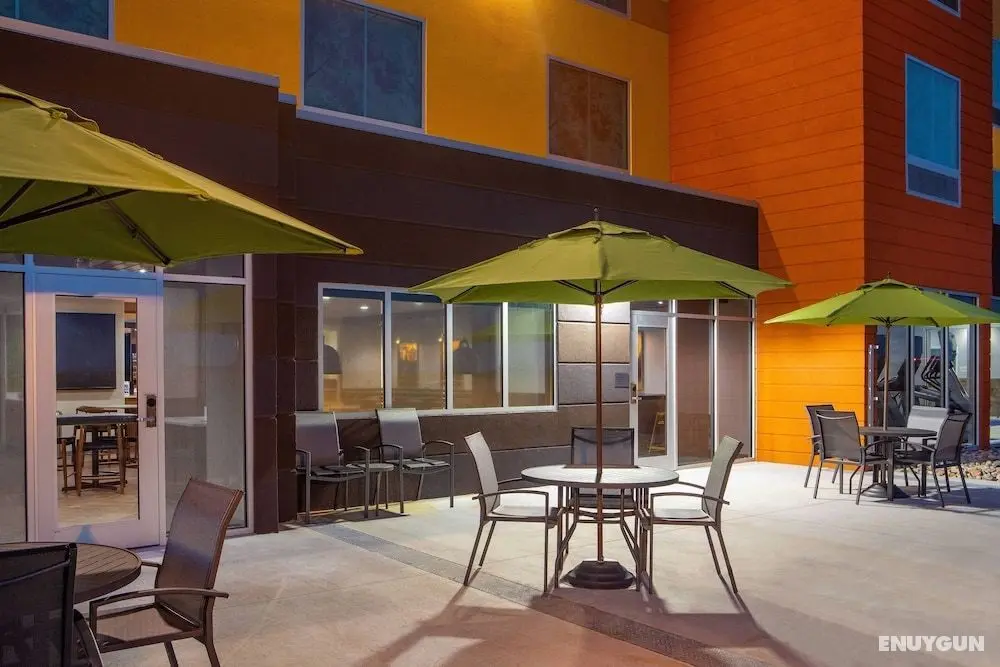 Fairfield Inn & Suites by Marriott McPherson - Misafir Tesisleri ve Hizmetleri