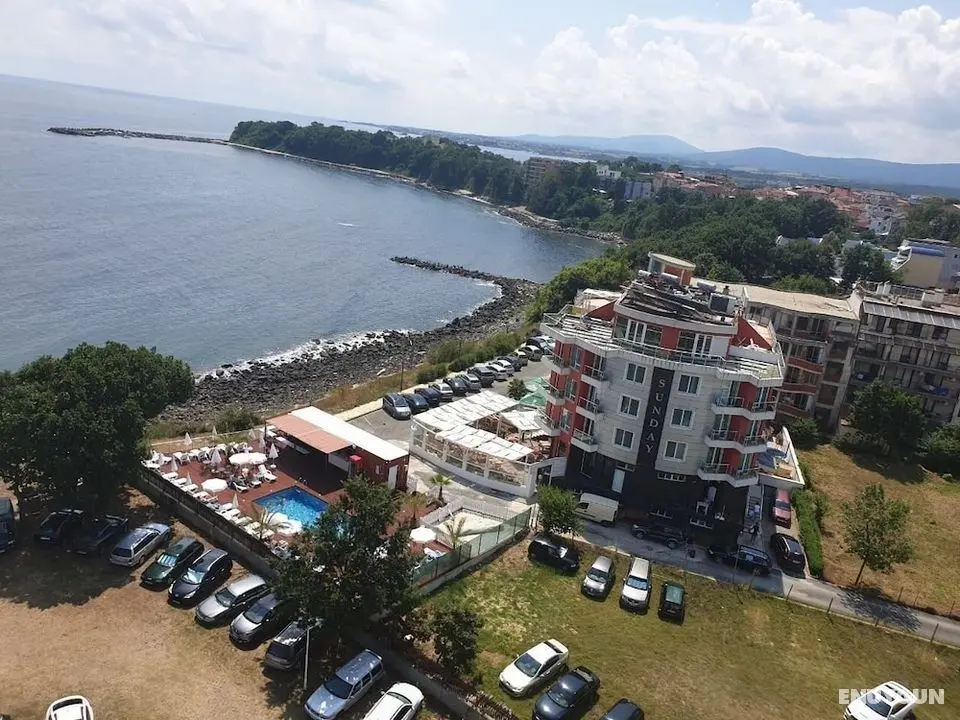 Family Hotel Sunday - Öne Çıkan Resim