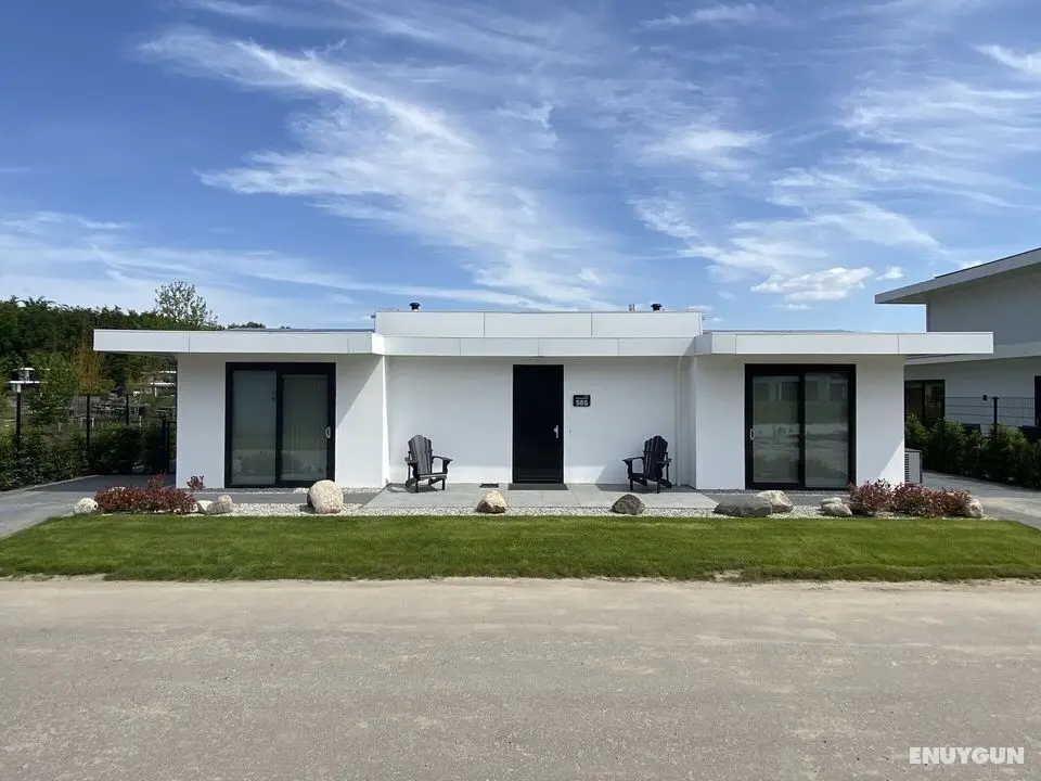 Family Villa in Zeewolde at the Waterfront With Recreation - Öne Çıkan Resim