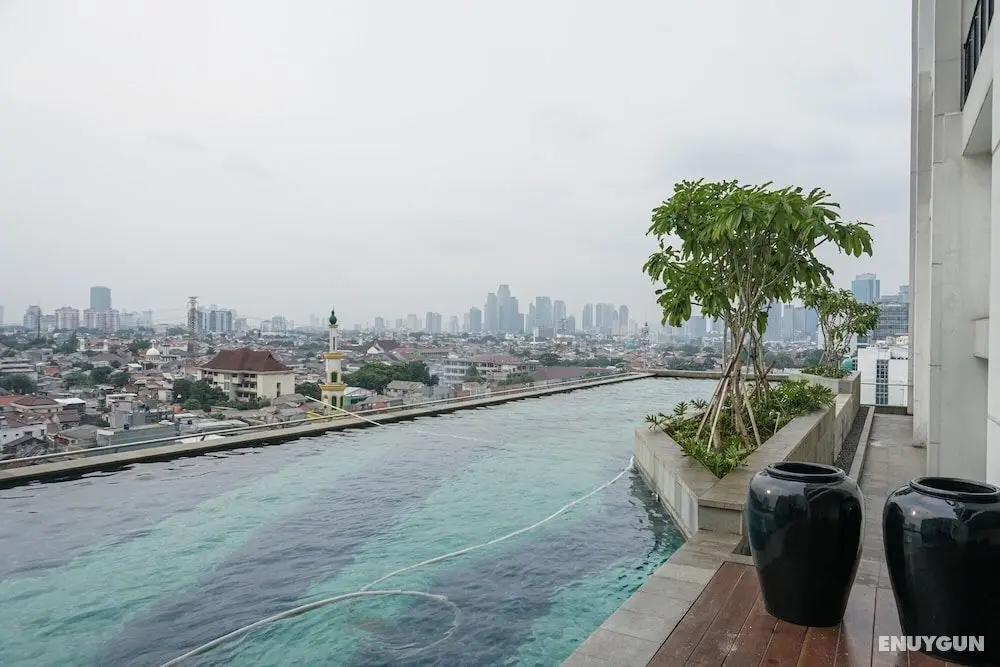 Fancy and Nice Studio Room Apartment at Nine Residence - Havuz