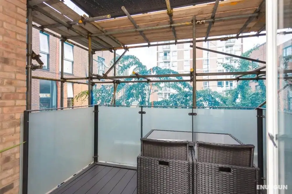 Fantastic 1 Bedroom Apartment in East London With Balcony - Oda Düzeni