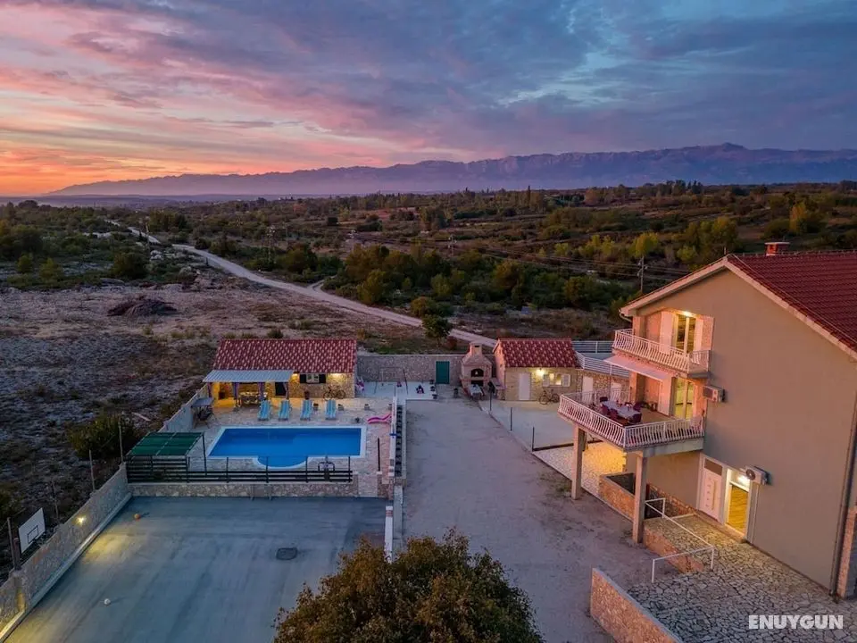 Villa Fenix 14 PAX Salt Water Pool Football Basketballcourt Children s Playground www Zadarvillas com - Oda