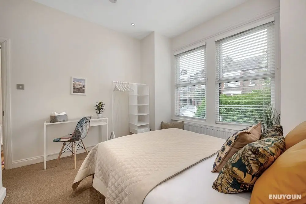 Finding My Palace in Tooting - Öne Çıkan Resim