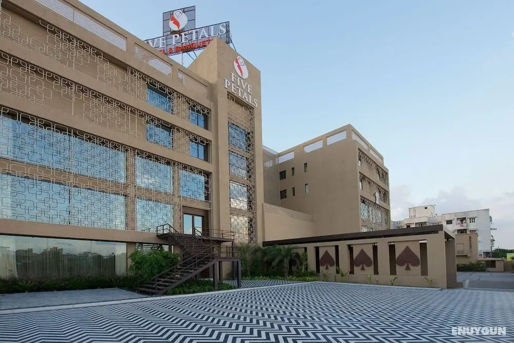 Five Petals Hotel & Banquets - Dış Mekan