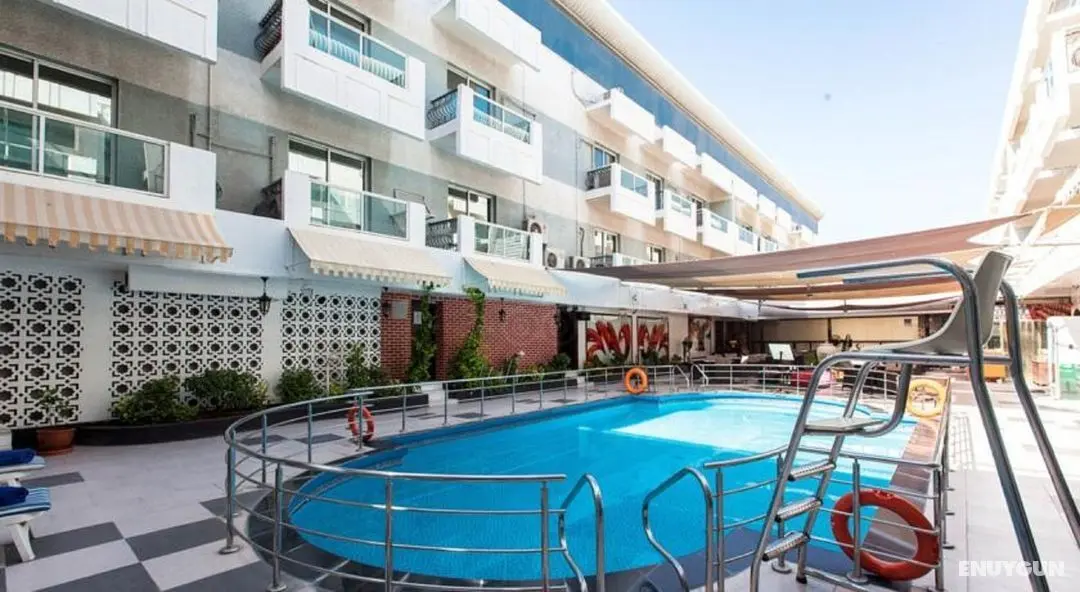Fortune Karama Hotel - Havuz