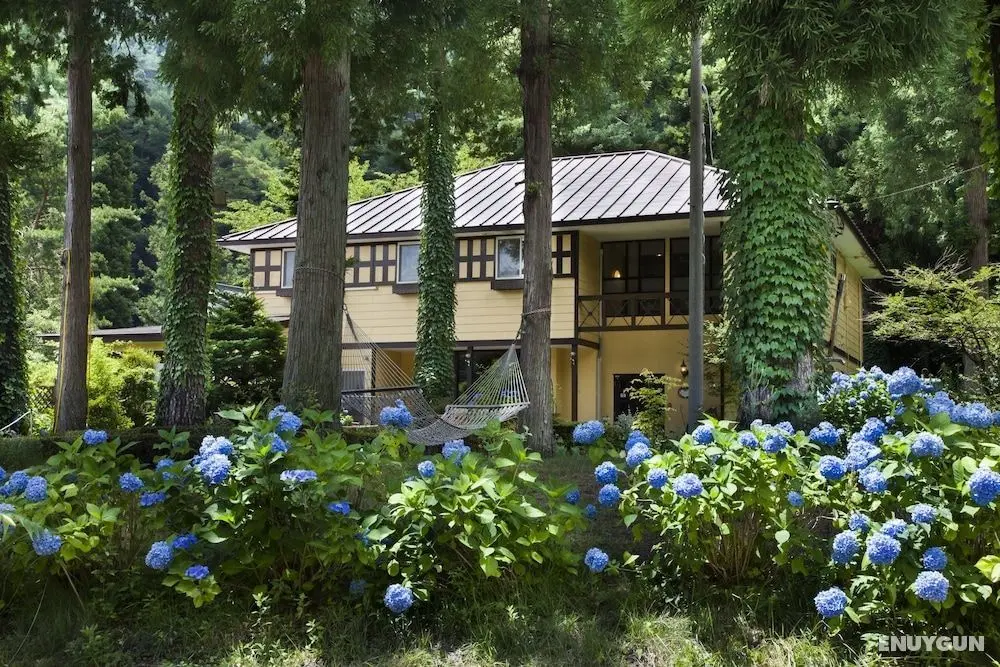 Friendly Inn People - Öne Çıkan Resim