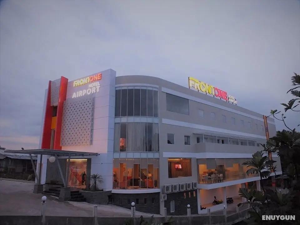 Front One Hotel Airport Solo - Dış Mekan