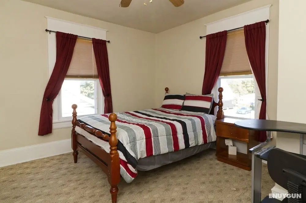 Fully Furnished 4-bedroom Located on a Quiet Block - Oda