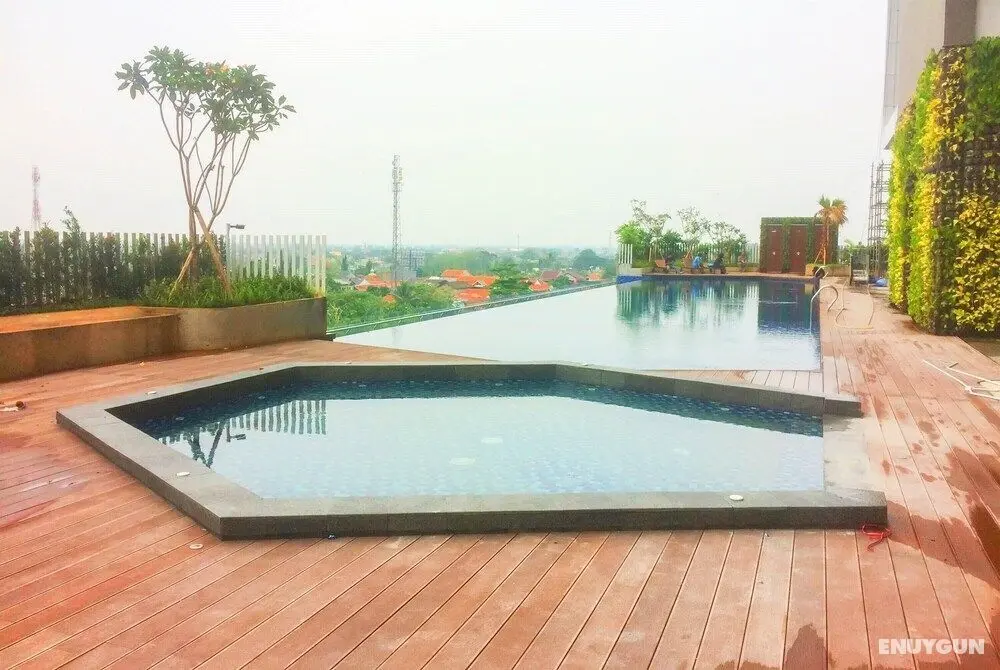 Fully Furnished with Comfortable Design 2BR Apartment Springwood Residence - Havuz