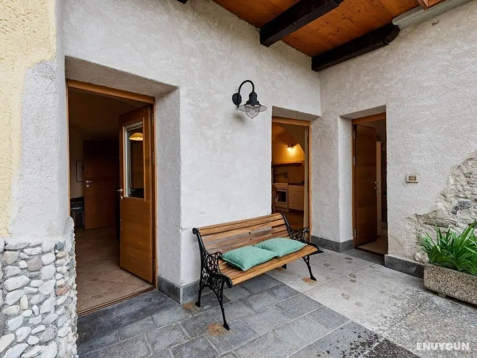 Fully Renovated Apartment is Located in an old Building - Öne Çıkan Resim