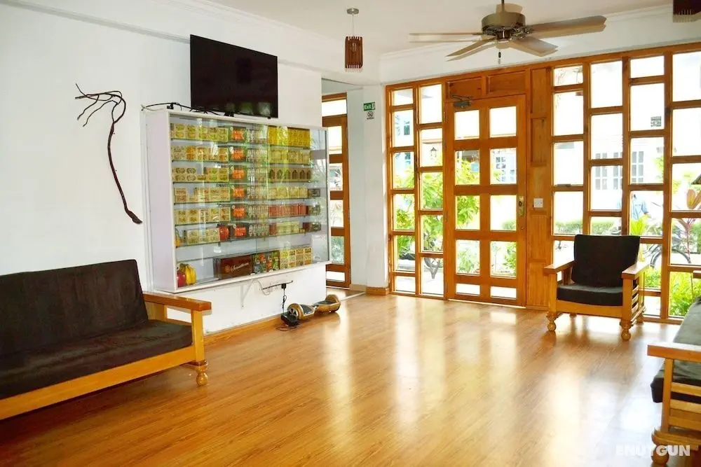 G10 Beach Inn - Lobi