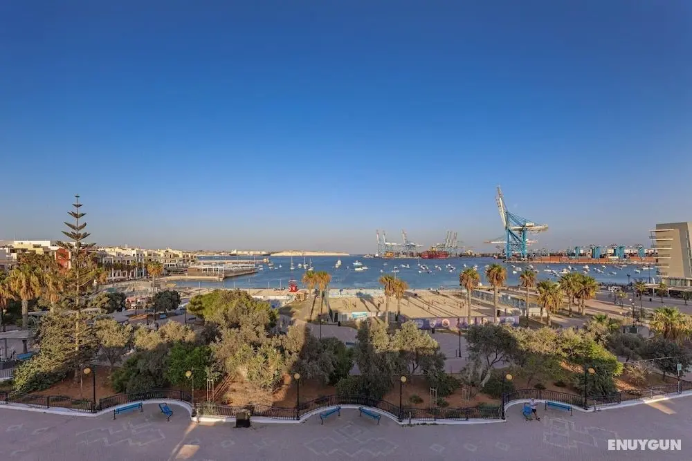 Gem Beachfront Apt With Amazing Bay and Sea Views - Öne Çıkan Resim
