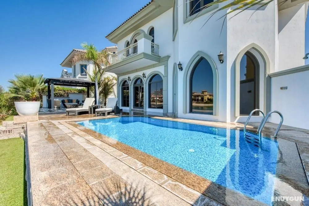 Glamourous Beachfront Villa on The Palm w Pool - Oda