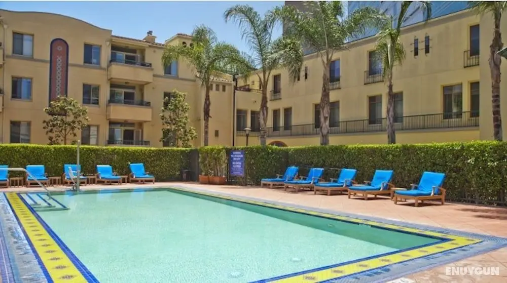 Glendon Apartments - Havuz