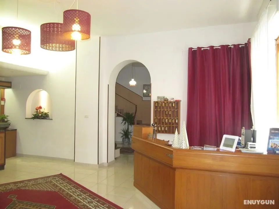 Hotel Villa Gloria - Lobi