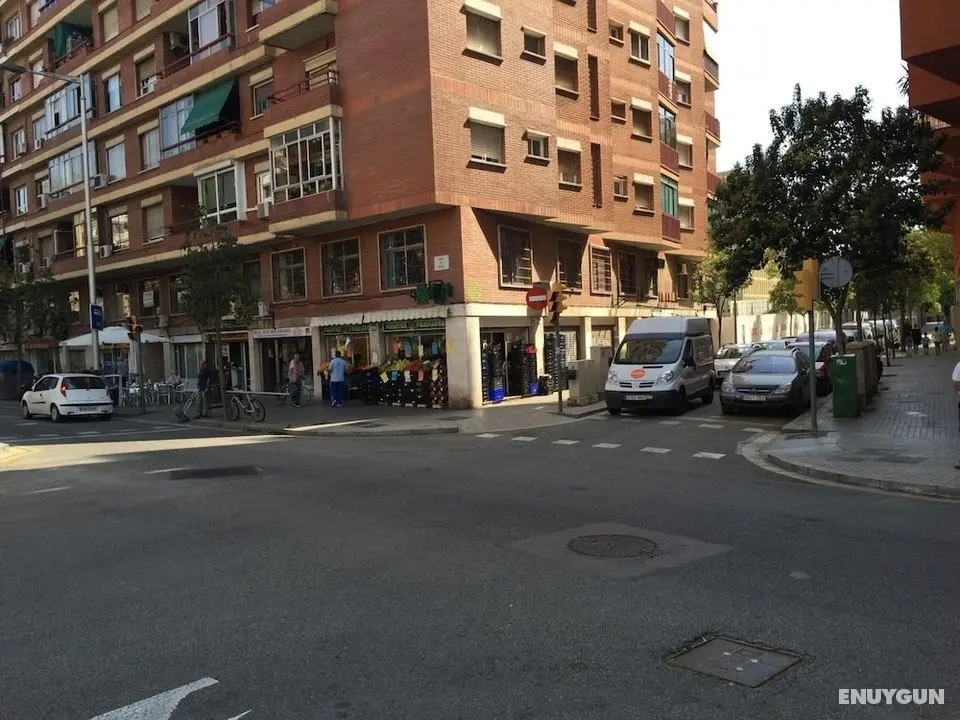 Go Bcn Hostal Ideal Badal - Otopark