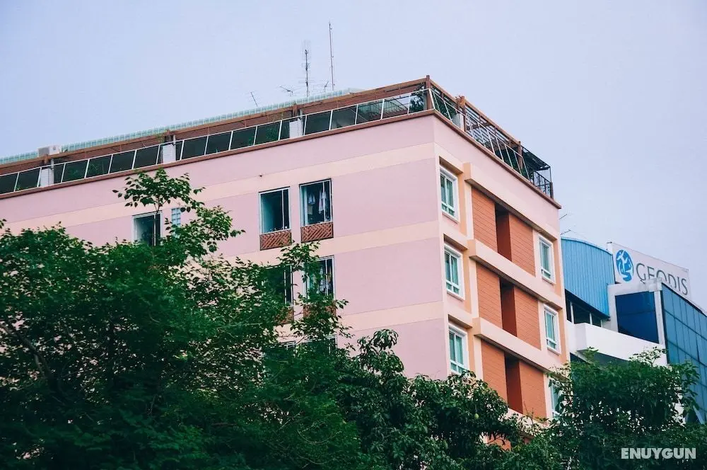 Golden House at Onnut Station - Dış Mekan