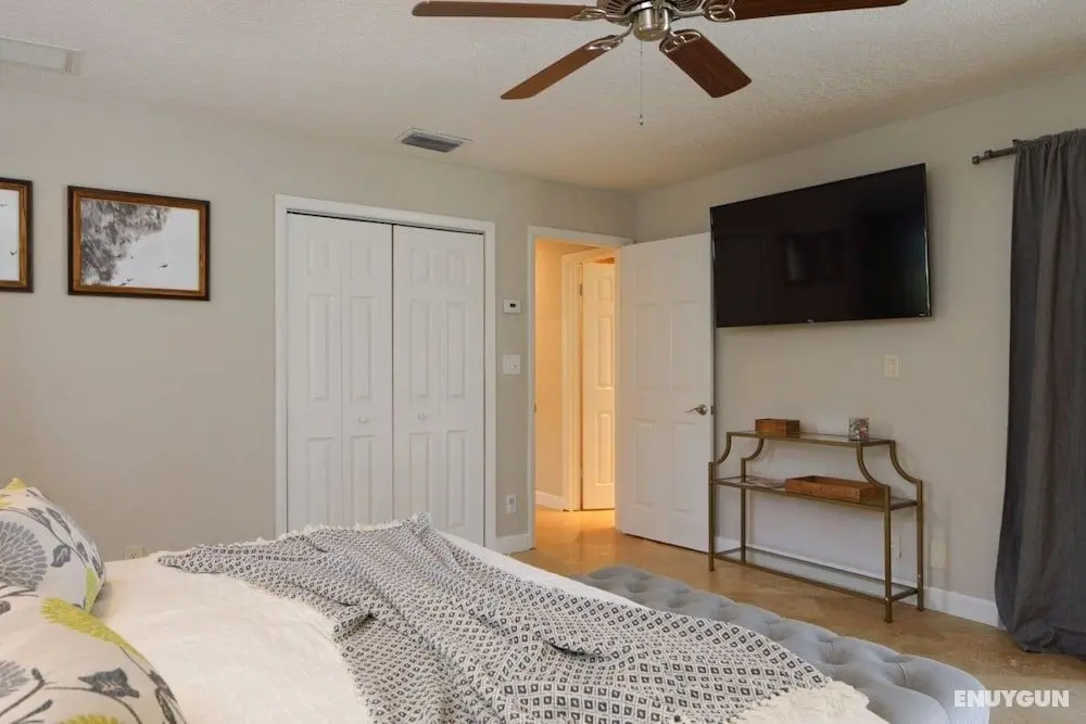 Golfview - Short Term Rental Certified by Weston. Private & Sanitized, Perfect for Social Distancing & Working From Home. Self Check-in. Private Pool, Pet Friendly. Super-host Support - Oda