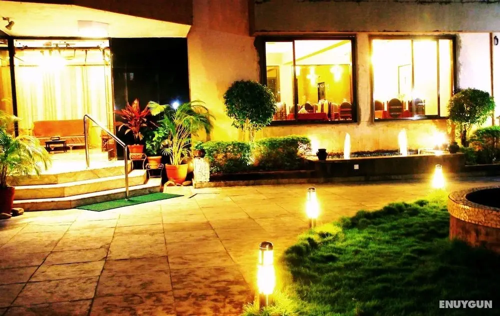 Hotel Gopika International - Dış Mekan