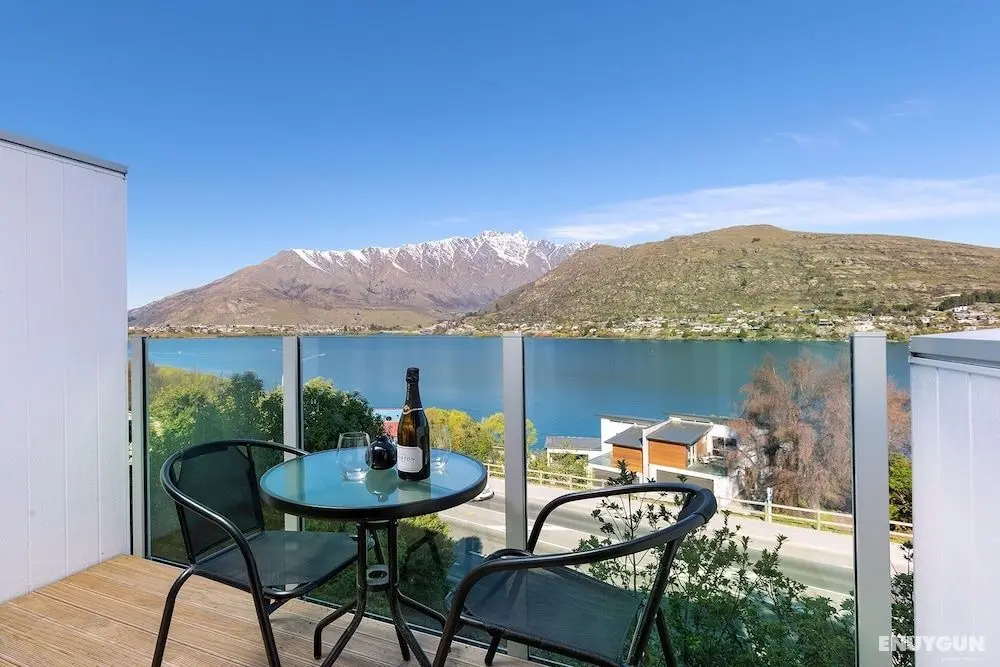 Gorgeous Lake & Mountain View Apartment - Oda Düzeni