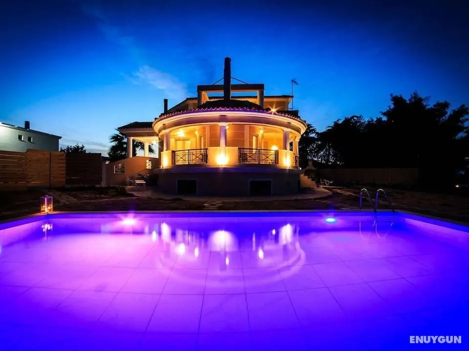 Grand Villa on top of a Hill With Endless bay Views, Private Pool, South Coast - Öne Çıkan Resim