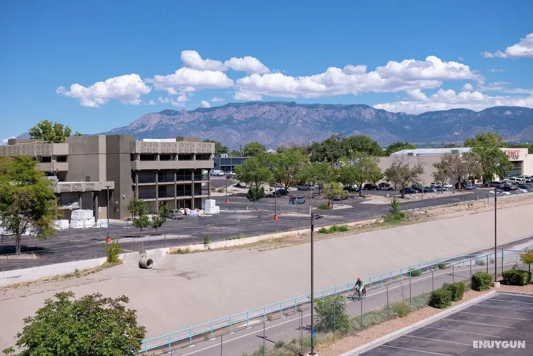 Hampton Inn Albuquerque-University/Midtown - Genel