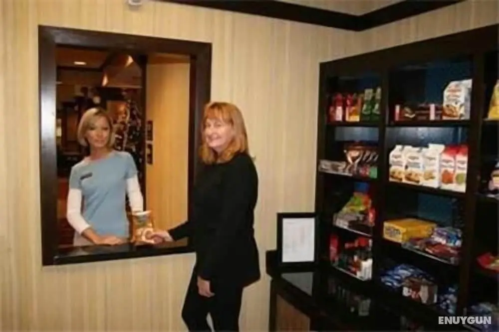 Hampton Inn & Suites New Castle - Lobi