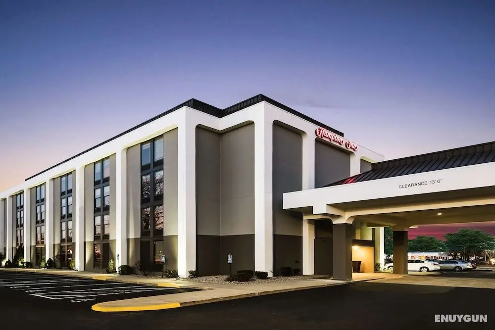 Hampton Inn West Springfield - Dış Mekan