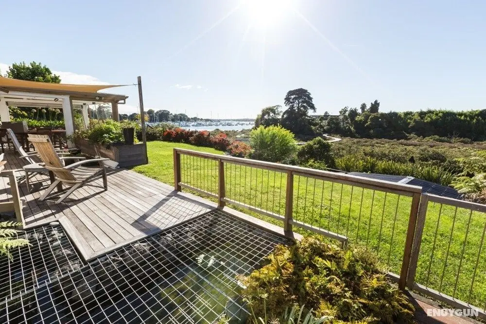 Harbour and Coastal 3 Bedroom Home With Path Views - Oda Düzeni