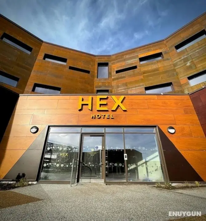 Hex Hotel at Yorkshire Wildlife Park - Öne Çıkan Resim