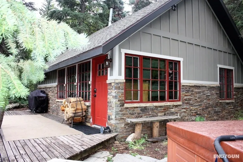 Hideaway Above The Stream - Öne Çıkan Resim