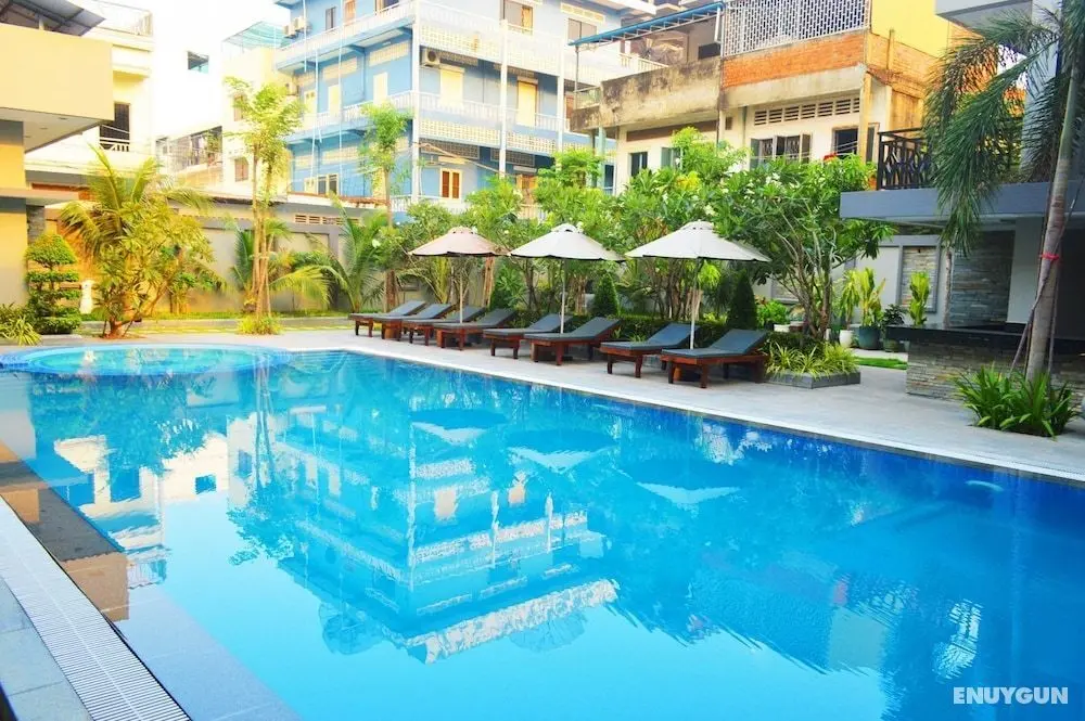 Holiday Hotel - Öne Çıkan Resim